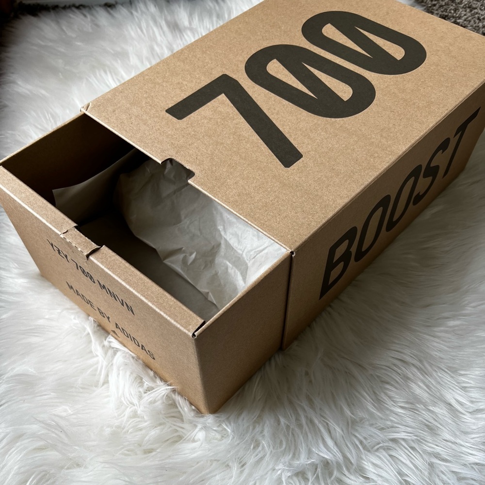 *EMPTY* yeezy 700 MNVN shoebox